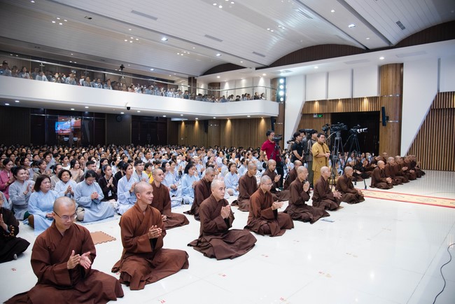 Visiting and preaching a Dharma talk at Hoang Phap pagoda of Ven. Pomnyun Sunim and Sr Giac Le Hieu
