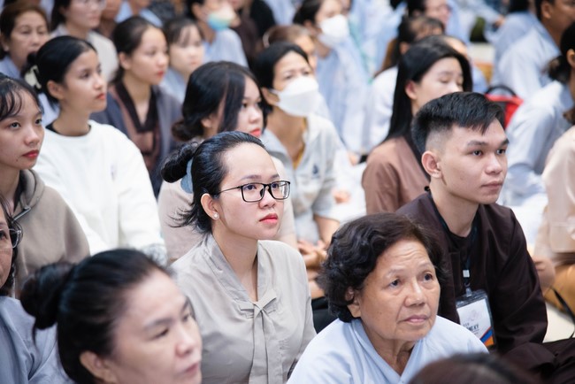 Visiting and preaching a Dharma talk at Hoang Phap pagoda of Ven. Pomnyun Sunim and Sr Giac Le Hieu