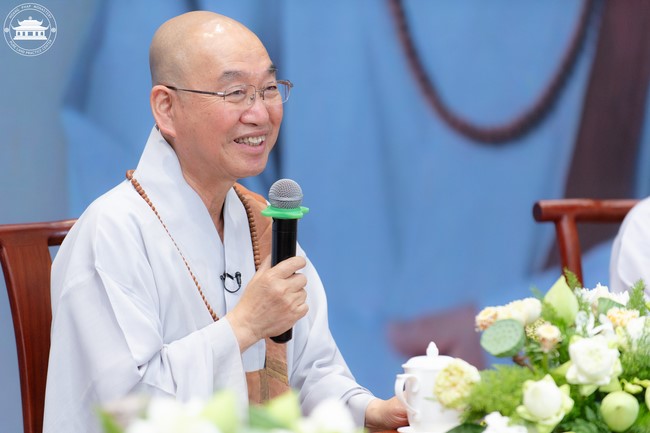 Visiting and preaching a Dharma talk at Hoang Phap pagoda of Ven. Pomnyun Sunim and Sr Giac Le Hieu