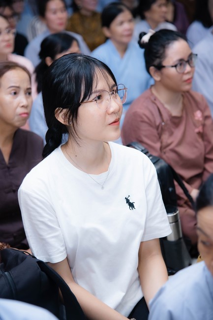 Visiting and preaching a Dharma talk at Hoang Phap pagoda of Ven. Pomnyun Sunim and Sr Giac Le Hieu