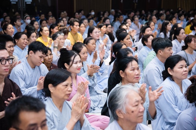 Visiting and preaching a Dharma talk at Hoang Phap pagoda of Ven. Pomnyun Sunim and Sr Giac Le Hieu