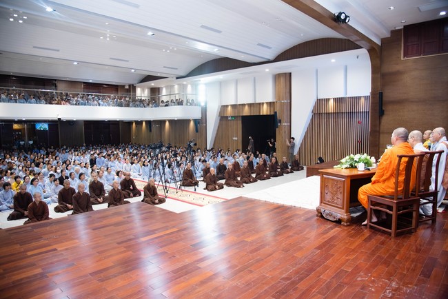 Visiting and preaching a Dharma talk at Hoang Phap pagoda of Ven. Pomnyun Sunim and Sr Giac Le Hieu
