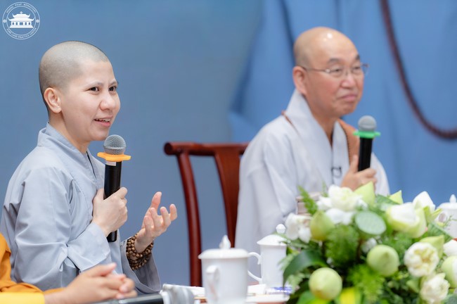 Visiting and preaching a Dharma talk at Hoang Phap pagoda of Ven. Pomnyun Sunim and Sr Giac Le Hieu