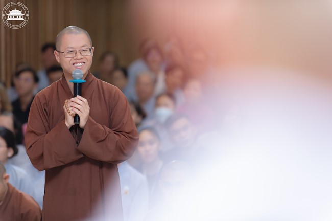 Visiting and preaching a Dharma talk at Hoang Phap pagoda of Ven. Pomnyun Sunim and Sr Giac Le Hieu