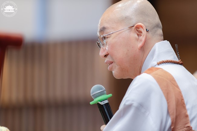 Visiting and preaching a Dharma talk at Hoang Phap pagoda of Ven. Pomnyun Sunim and Sr Giac Le Hieu