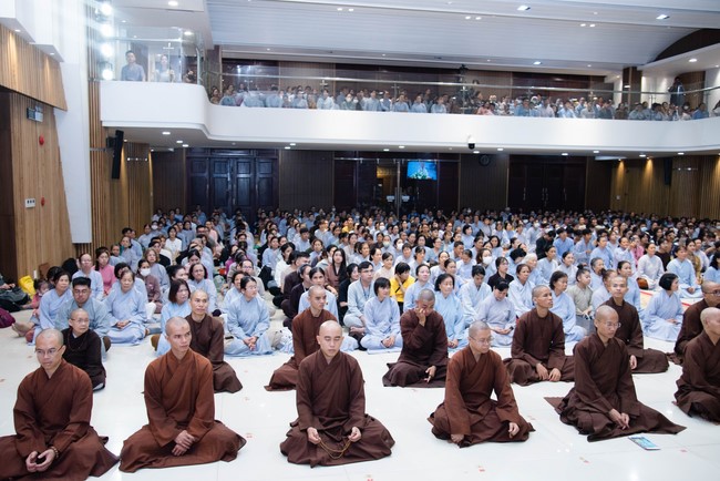 Visiting and preaching a Dharma talk at Hoang Phap pagoda of Ven. Pomnyun Sunim and Sr Giac Le Hieu