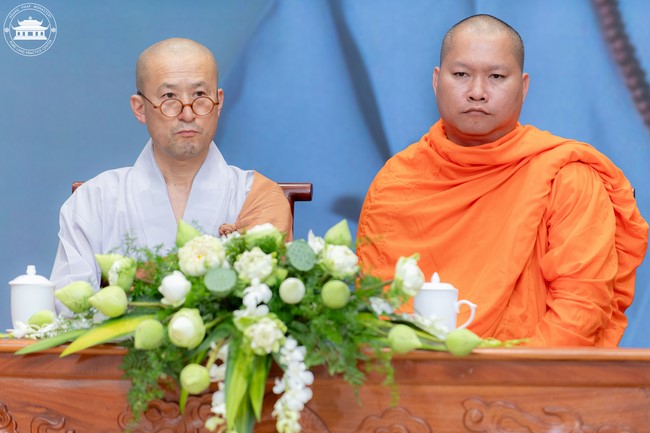 Visiting and preaching a Dharma talk at Hoang Phap pagoda of Ven. Pomnyun Sunim and Sr Giac Le Hieu