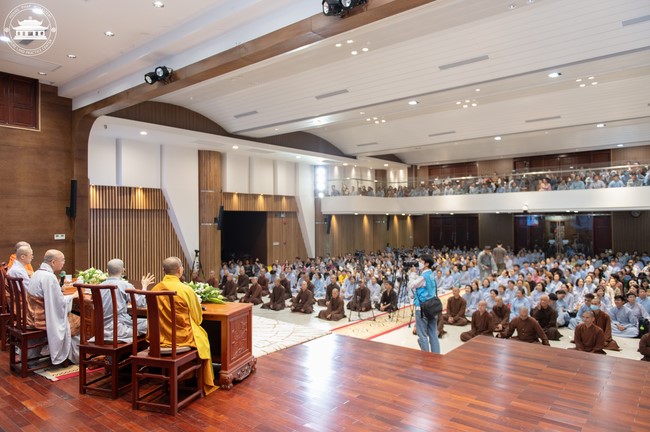 Visiting and preaching a Dharma talk at Hoang Phap pagoda of Ven. Pomnyun Sunim and Sr Giac Le Hieu