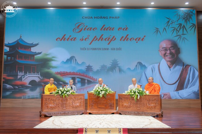 Visiting and preaching a Dharma talk at Hoang Phap pagoda of Ven. Pomnyun Sunim and Sr Giac Le Hieu