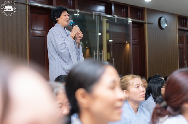 Visiting and preaching a Dharma talk at Hoang Phap pagoda of Ven. Pomnyun Sunim and Sr Giac Le Hieu