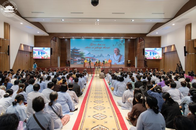 Visiting and preaching a Dharma talk at Hoang Phap pagoda of Ven. Pomnyun Sunim and Sr Giac Le Hieu