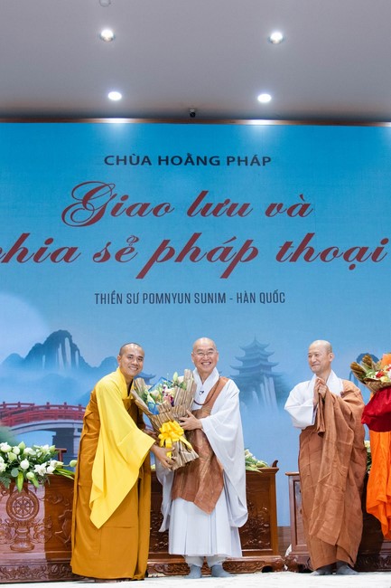 Visiting and preaching a Dharma talk at Hoang Phap pagoda of Ven. Pomnyun Sunim and Sr Giac Le Hieu