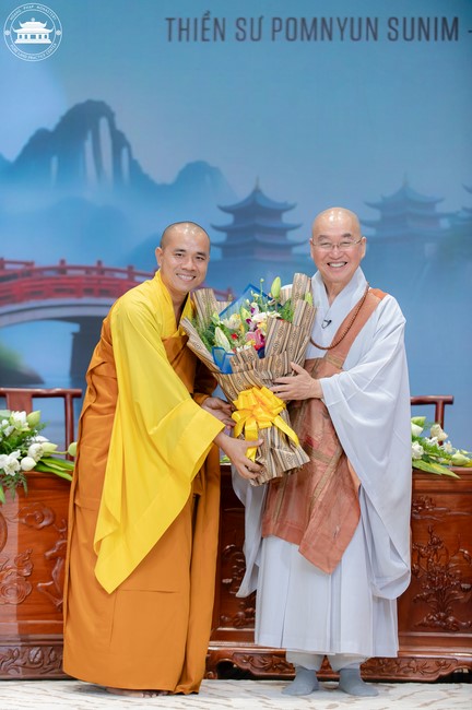 Visiting and preaching a Dharma talk at Hoang Phap pagoda of Ven. Pomnyun Sunim and Sr Giac Le Hieu