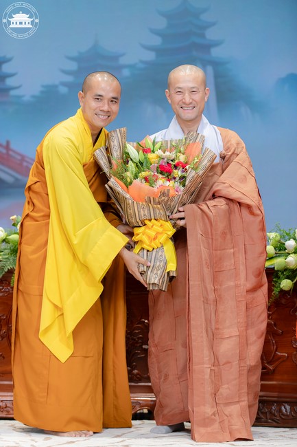Visiting and preaching a Dharma talk at Hoang Phap pagoda of Ven. Pomnyun Sunim and Sr Giac Le Hieu