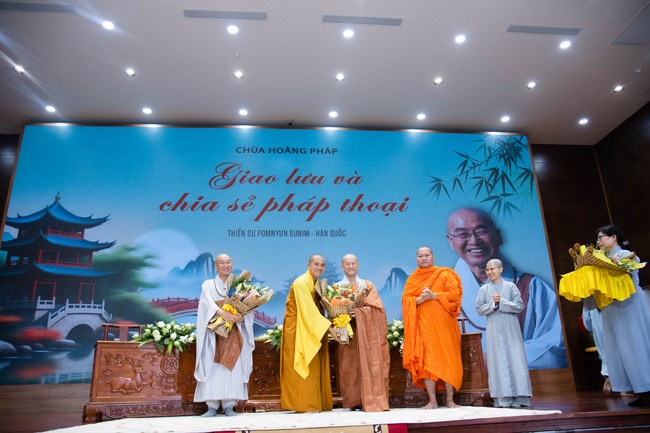 Visiting and preaching a Dharma talk at Hoang Phap pagoda of Ven. Pomnyun Sunim and Sr Giac Le Hieu