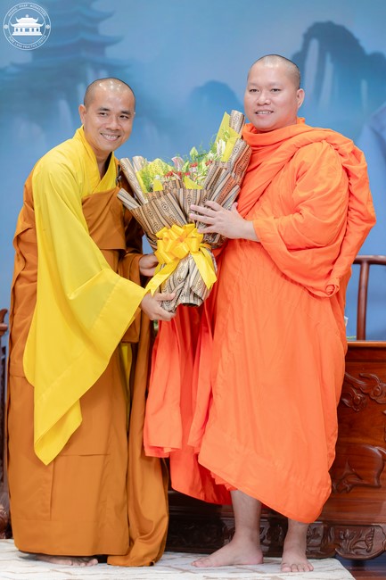 Visiting and preaching a Dharma talk at Hoang Phap pagoda of Ven. Pomnyun Sunim and Sr Giac Le Hieu