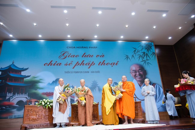 Visiting and preaching a Dharma talk at Hoang Phap pagoda of Ven. Pomnyun Sunim and Sr Giac Le Hieu