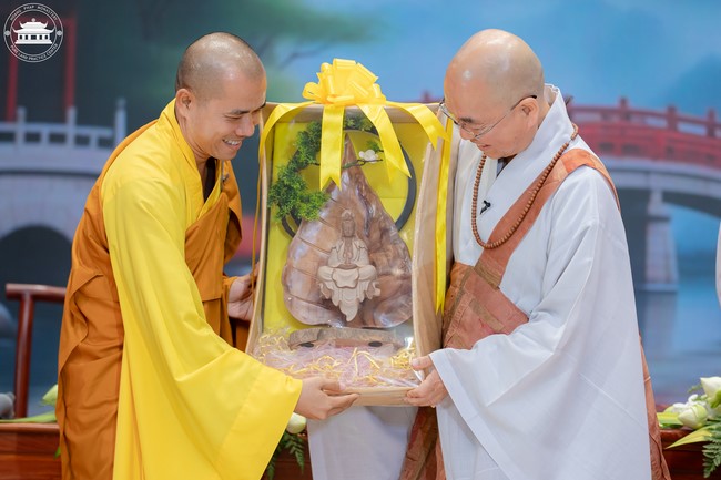 Visiting and preaching a Dharma talk at Hoang Phap pagoda of Ven. Pomnyun Sunim and Sr Giac Le Hieu
