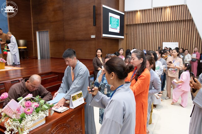 Khóa tu Một ngày sống thiền “Trọn vẹn nhận biết” cùng thầy Pháp Nhật