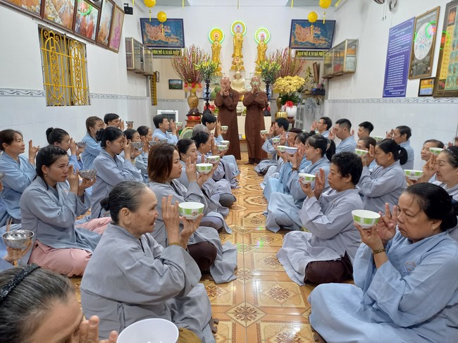 One-Day Retreat at Minh Chat ashram in Can Tho and offering to Khmer Theravada Buddhist University of the Charity Board.