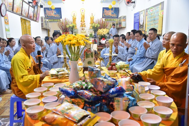 One-Day Retreat at Minh Chat ashram in Can Tho and offering to Khmer Theravada Buddhist University of the Charity Board.