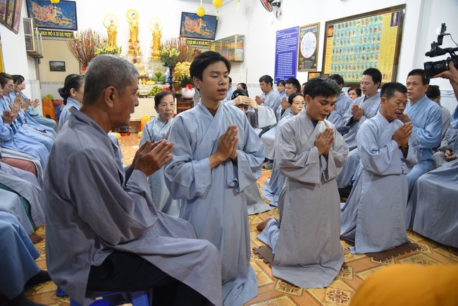 One-Day Retreat at Minh Chat ashram in Can Tho and offering to Khmer Theravada Buddhist University of the Charity Board.
