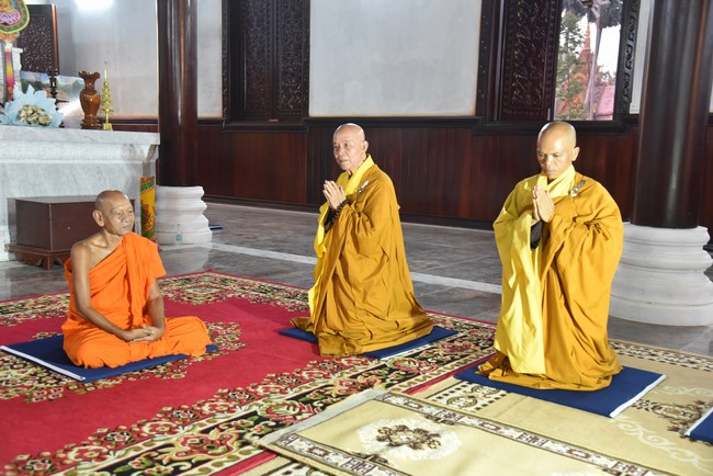 One-Day Retreat at Minh Chat ashram in Can Tho and offering to Khmer Theravada Buddhist University of the Charity Board.