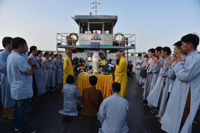 One-Day Retreat at Minh Chat ashram in Can Tho and offering to Khmer Theravada Buddhist University of the Charity Board.