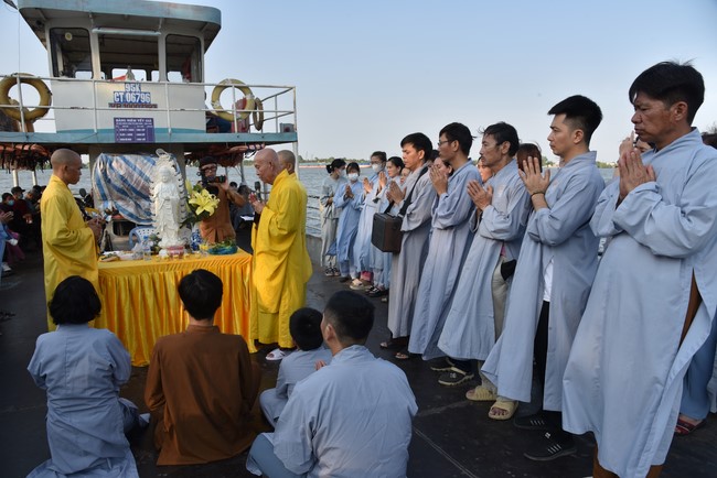 One-Day Retreat at Minh Chat ashram in Can Tho and offering to Khmer Theravada Buddhist University of the Charity Board.