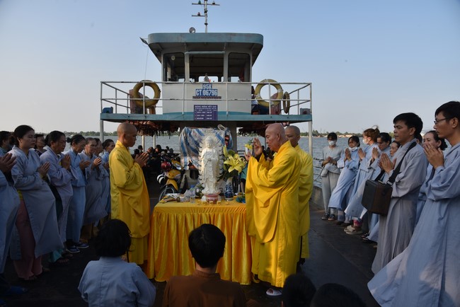 One-Day Retreat at Minh Chat ashram in Can Tho and offering to Khmer Theravada Buddhist University of the Charity Board.