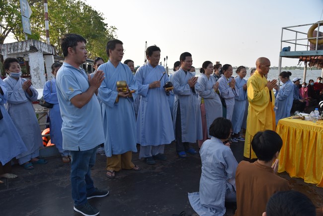 One-Day Retreat at Minh Chat ashram in Can Tho and offering to Khmer Theravada Buddhist University of the Charity Board.