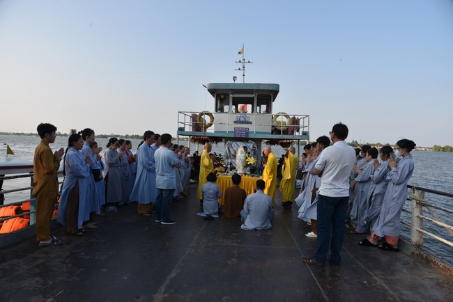 One-Day Retreat at Minh Chat ashram in Can Tho and offering to Khmer Theravada Buddhist University of the Charity Board.