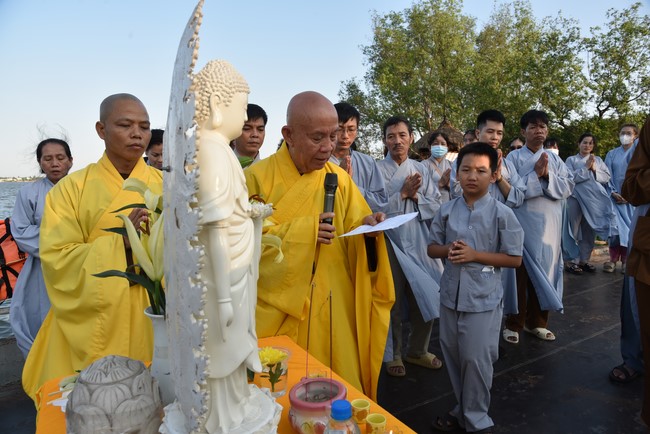 One-Day Retreat at Minh Chat ashram in Can Tho and offering to Khmer Theravada Buddhist University of the Charity Board.
