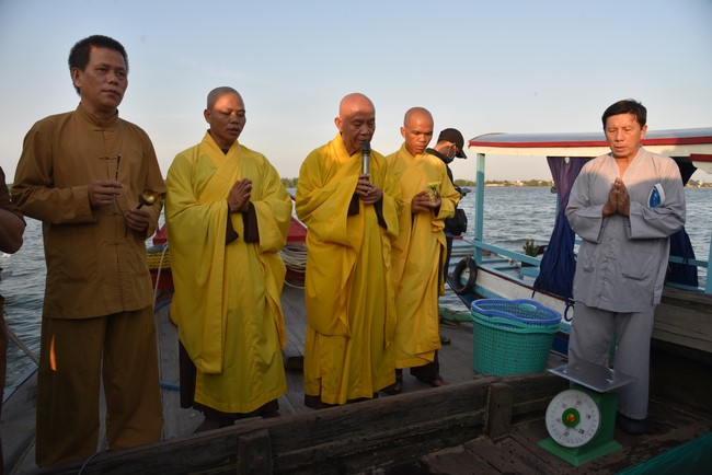 One-Day Retreat at Minh Chat ashram in Can Tho and offering to Khmer Theravada Buddhist University of the Charity Board.