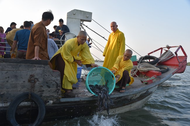 One-Day Retreat at Minh Chat ashram in Can Tho and offering to Khmer Theravada Buddhist University of the Charity Board.