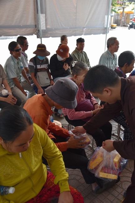The rite praying for rebirth and giving gifts to the Blind in Tay Ninh