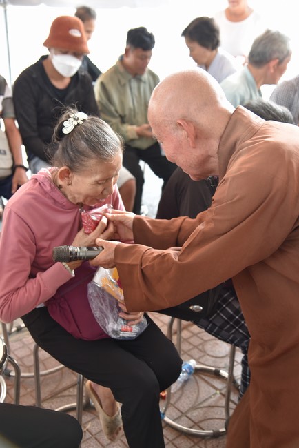 The rite praying for rebirth and giving gifts to the Blind in Tay Ninh