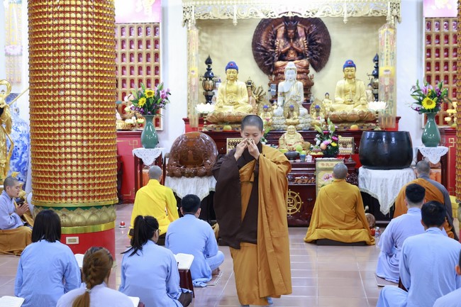 Chùa Linh Ẩn – Đài Loan: Xuân Nơi Xứ Người