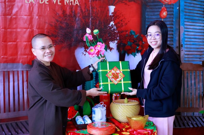 Chùa Linh Ẩn – Đài Loan: Xuân Nơi Xứ Người