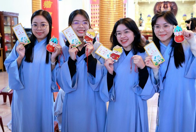 Chùa Linh Ẩn – Đài Loan: Xuân Nơi Xứ Người