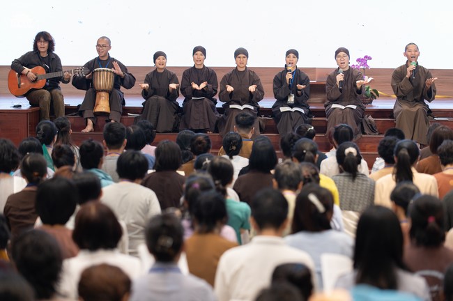 Retreat Listen to understand, see clearly to love  of Plum Village.