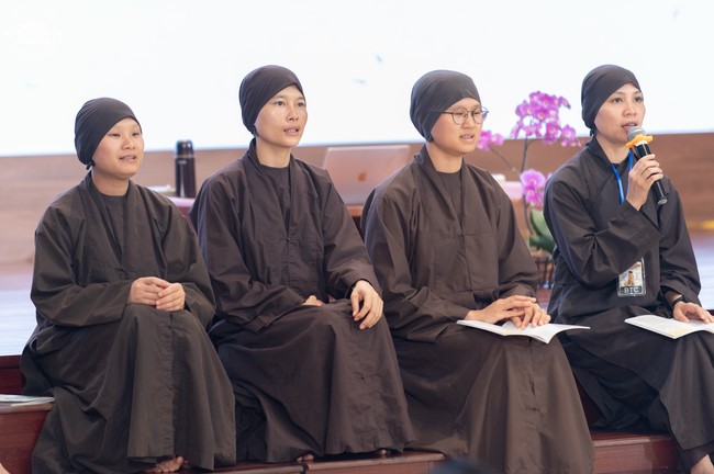 Retreat Listen to understand, see clearly to love  of Plum Village.