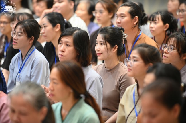 Retreat Listen to understand, see clearly to love  of Plum Village.