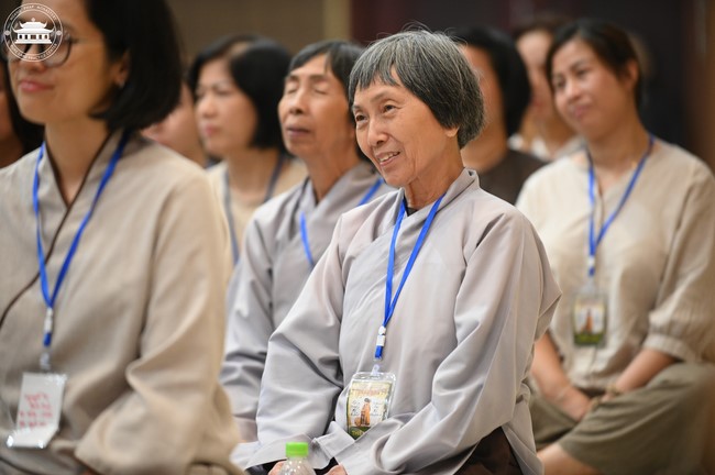 Retreat Listen to understand, see clearly to love  of Plum Village.