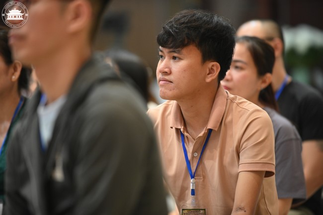 Retreat Listen to understand, see clearly to love  of Plum Village.