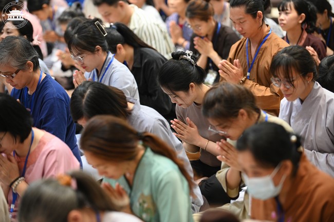 Retreat Listen to understand, see clearly to love  of Plum Village.