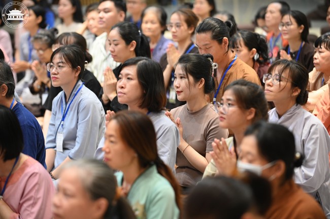 Retreat Listen to understand, see clearly to love  of Plum Village.