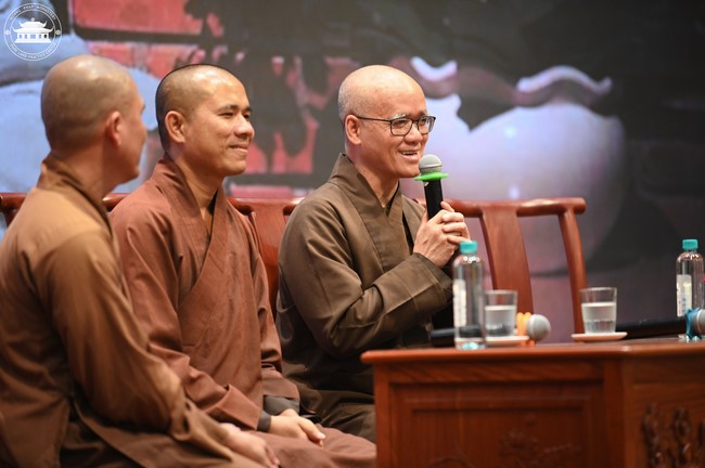 Retreat Listen to understand, see clearly to love  of Plum Village.