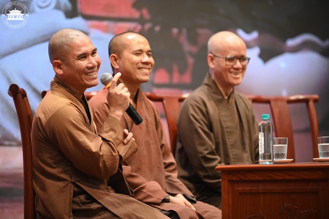 Retreat Listen to understand, see clearly to love  of Plum Village.