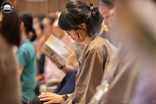 Retreat Listen to understand, see clearly to love  of Plum Village.